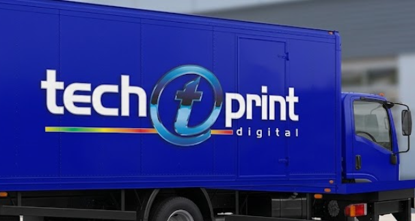 Caminhão baú azul envelopado com a logomarca da TechPrint Digital